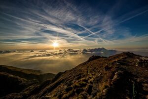 Sicht von der Spitze eines Berges in die Weite auf Wolken